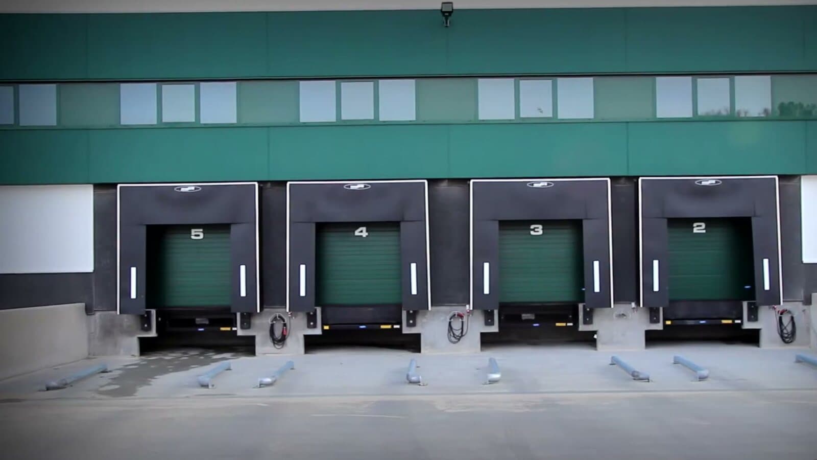 Groene laaddocks van het handlingcenter in Ammerzoden